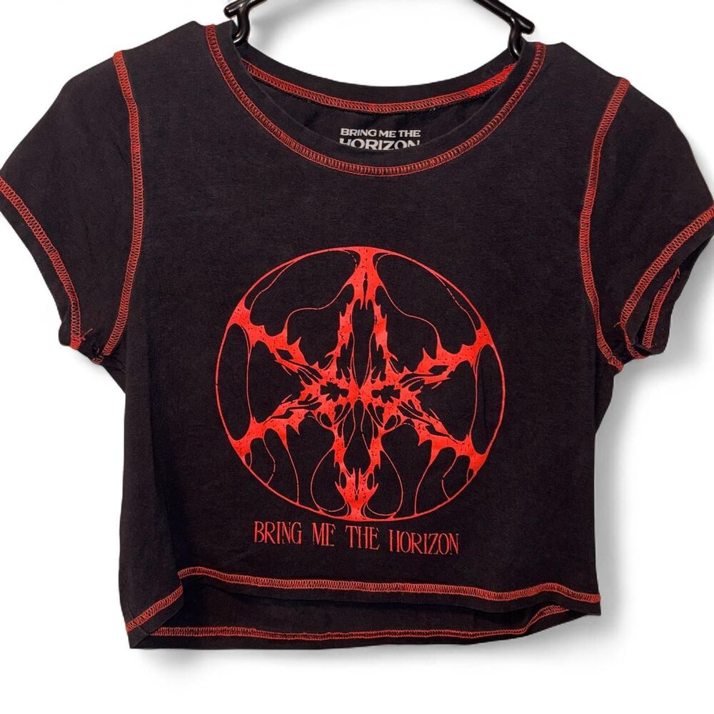 Hot-topic Women's Black and Red Crop-top